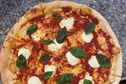 Пицца с сыром моцарелла и мятой